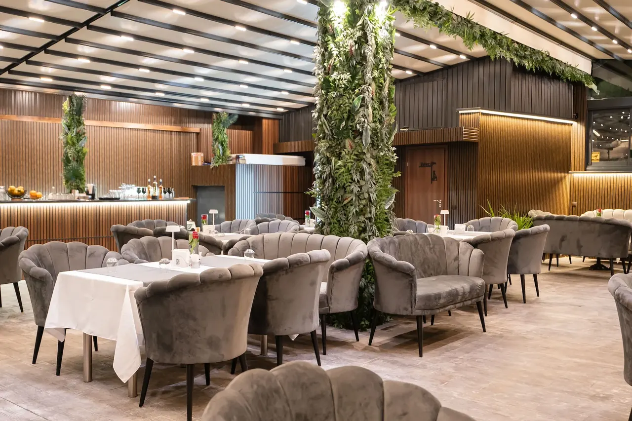 Elegant dining room interior at George & Dragon Restaurant Bucharest, Str. Cuza Vodă 46