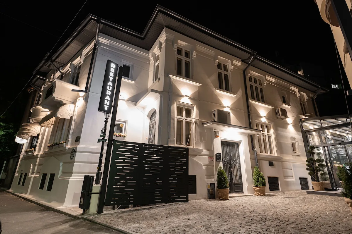 George & Dragon Restaurant near Piața Unirii Bucharest - Terrace and entrance on Str. Cuza Vodă 46